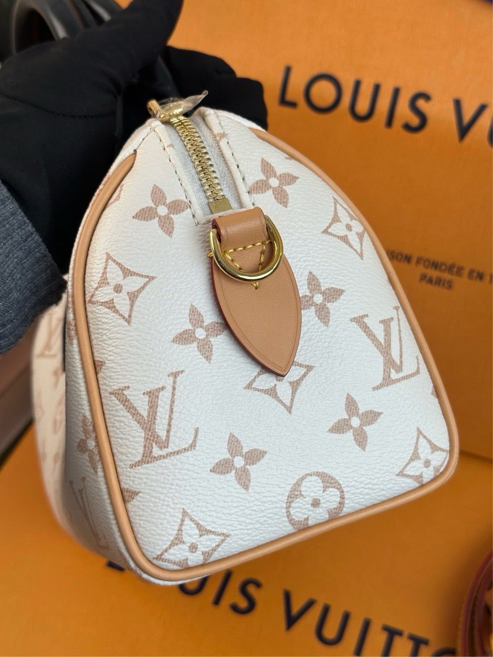 LV speedy20 sand color, brand new 24th month ticket, complete set~~