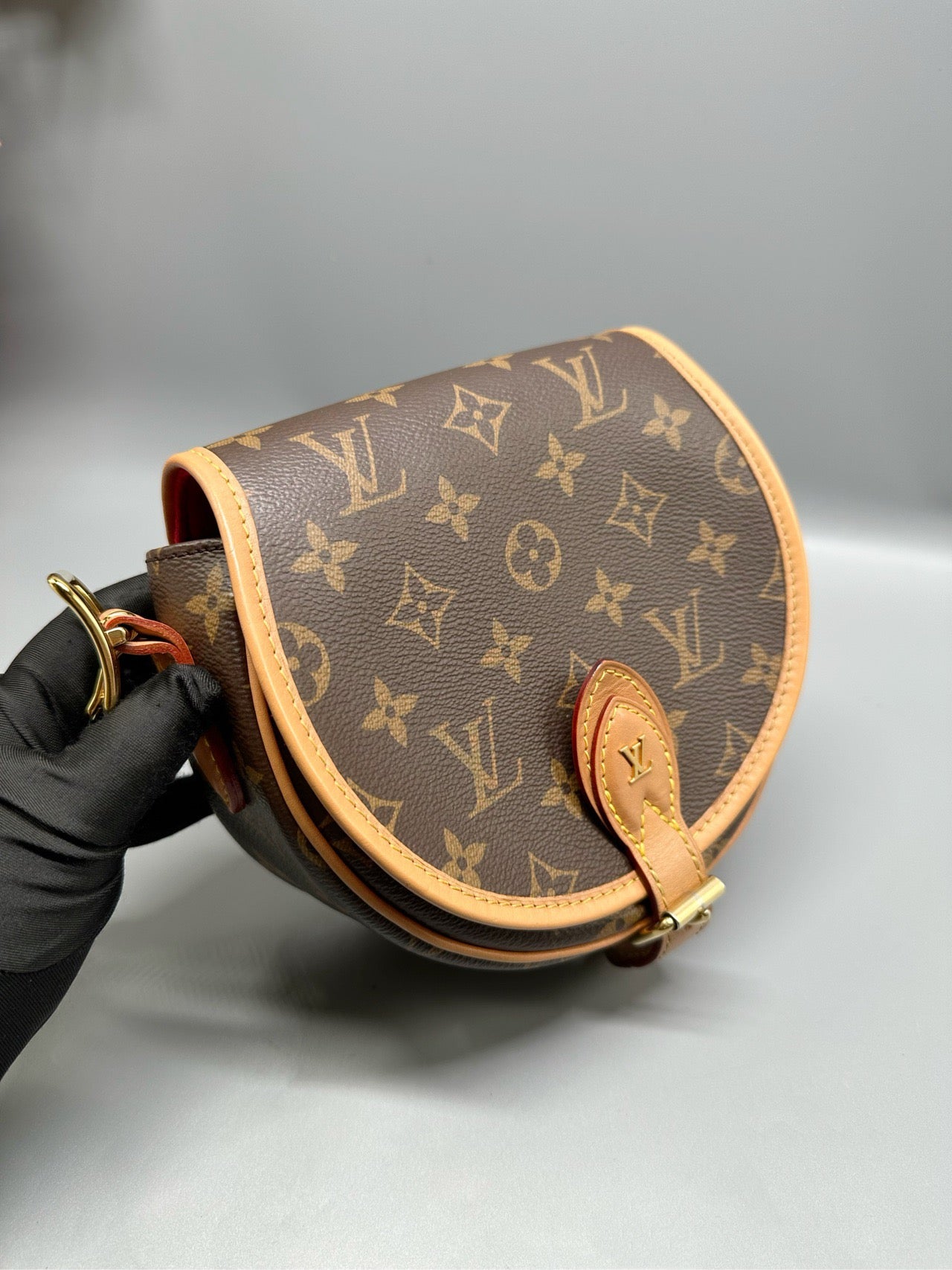 LV / Louis Vuitton Old Flower Saddle Bag Size about 18 * 15cm Code model