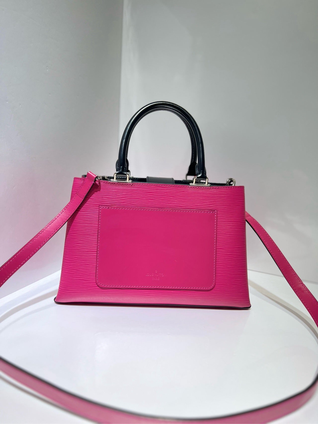 Lv shoulder bag   Size: 30.5 x 10.5 x 19 cm, pink and black, water ripple