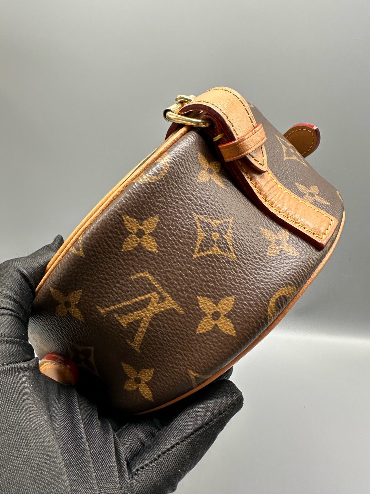 LV / Louis Vuitton Old Flower Saddle Bag Size about 18 * 15cm Code model