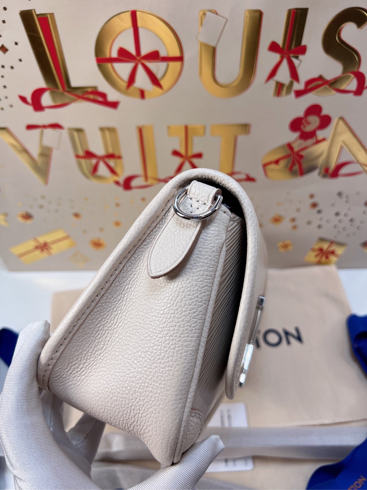 The chip model of LV / Louis Vuitton The new Buci baguettes A beautiful white single-shouldered slouch bag