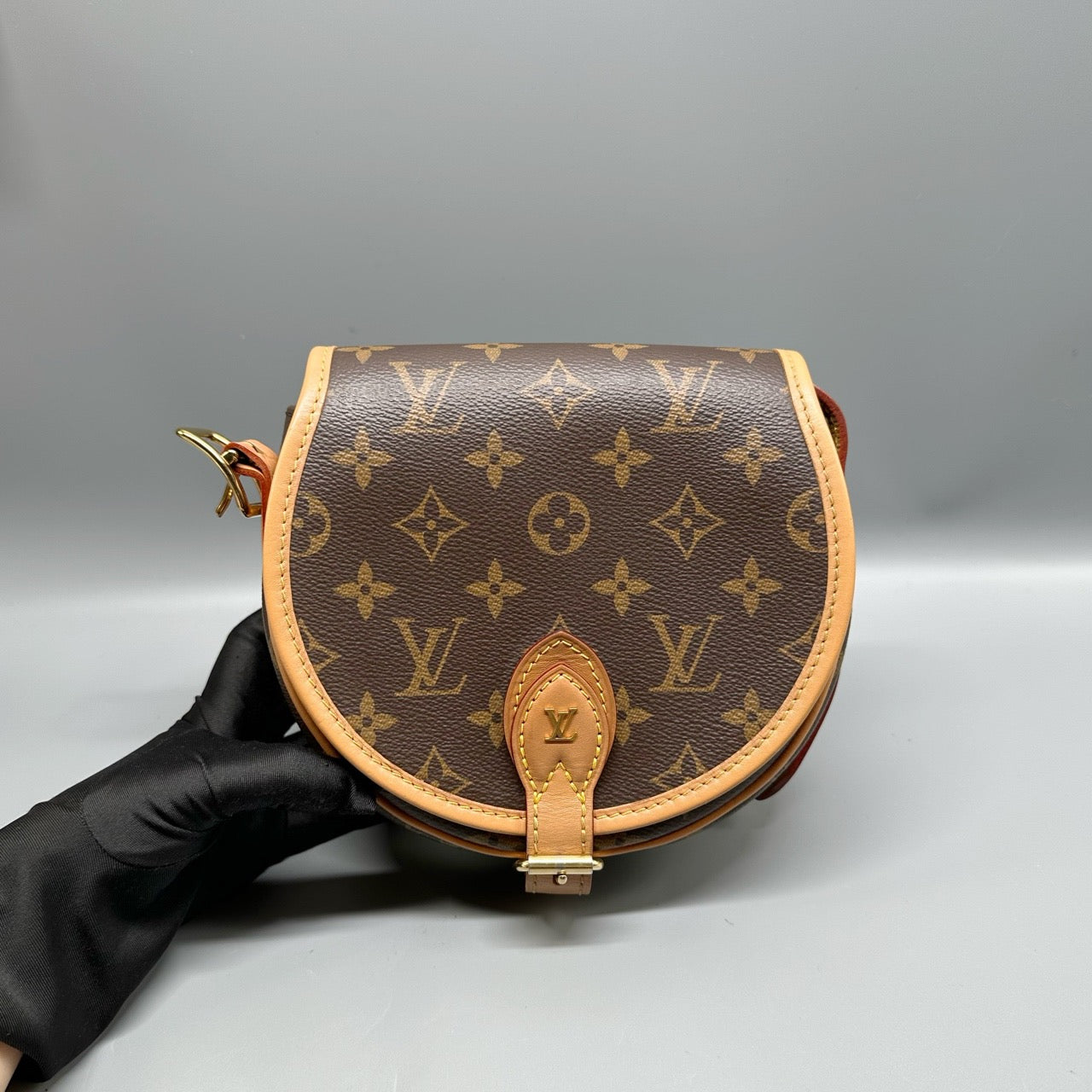 LV / Louis Vuitton Old Flower Saddle Bag Size about 18 * 15cm Code model