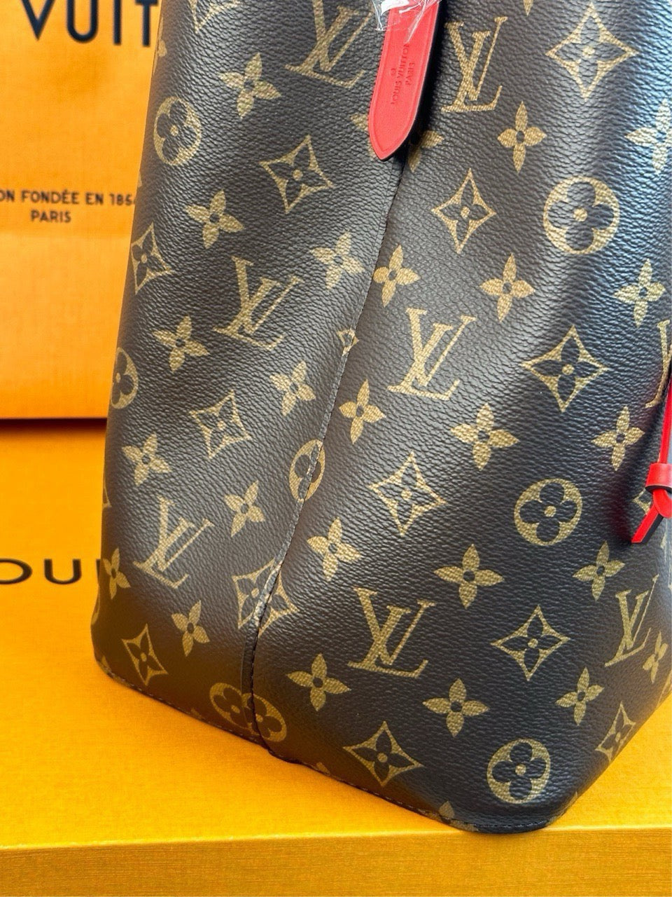 LV Louis Vuitton Red Bucket, brand new 2024-year ticket~~~