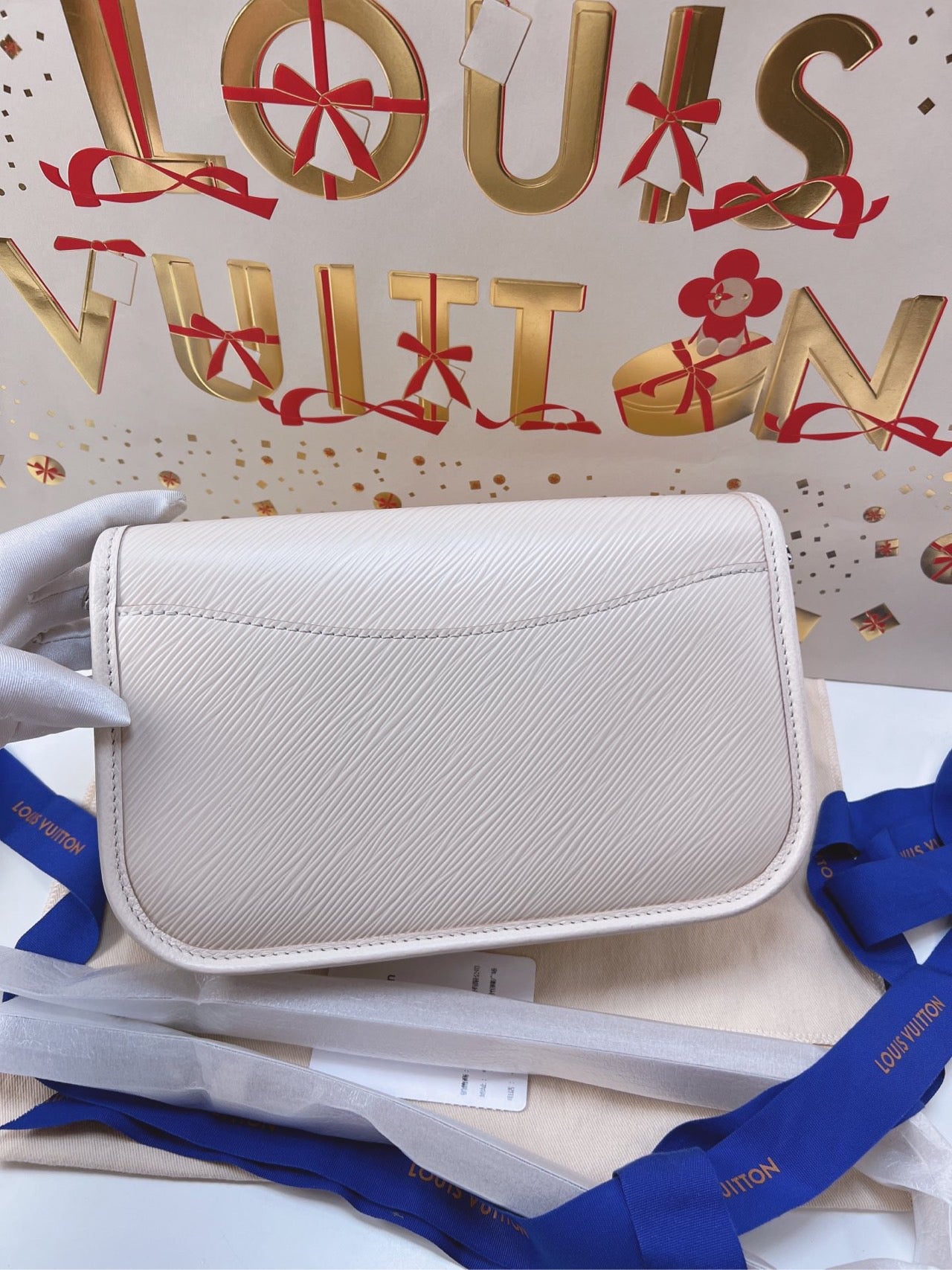 The chip model of LV / Louis Vuitton The new Buci baguettes A beautiful white single-shouldered slouch bag