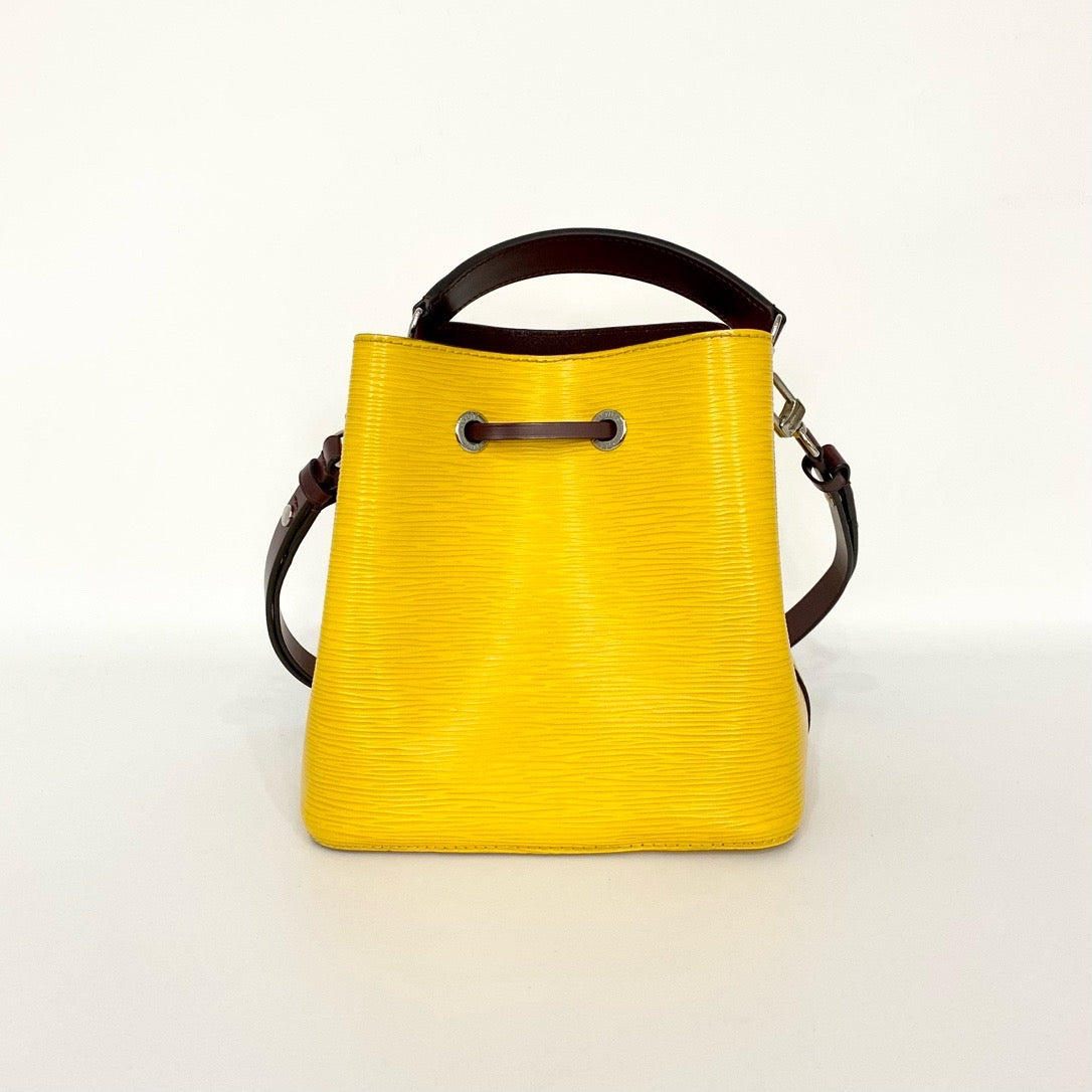 LV Louis Vuitton new Neonoe BB yellow and brown water corrugated bucket bag is stylish and durable.