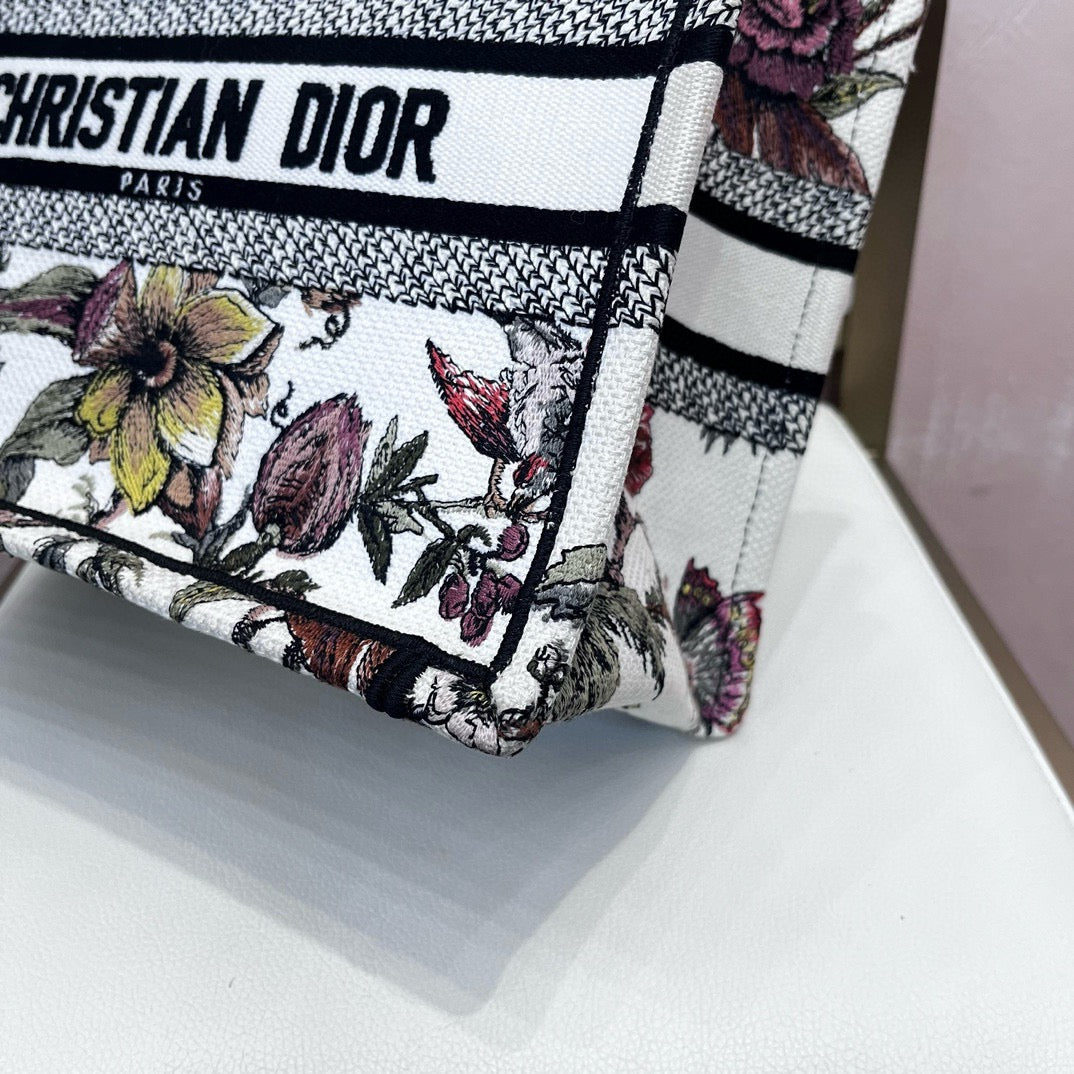 Christian Dior Small Floral Embroidery Tote Handbag 98 New Size: 26 * 21