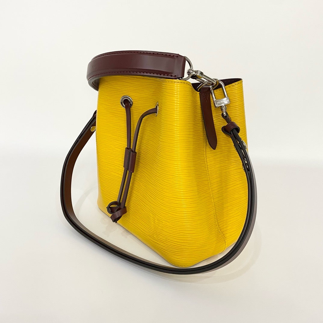 LV Louis Vuitton new Neonoe BB yellow and brown water corrugated bucket bag is stylish and durable.