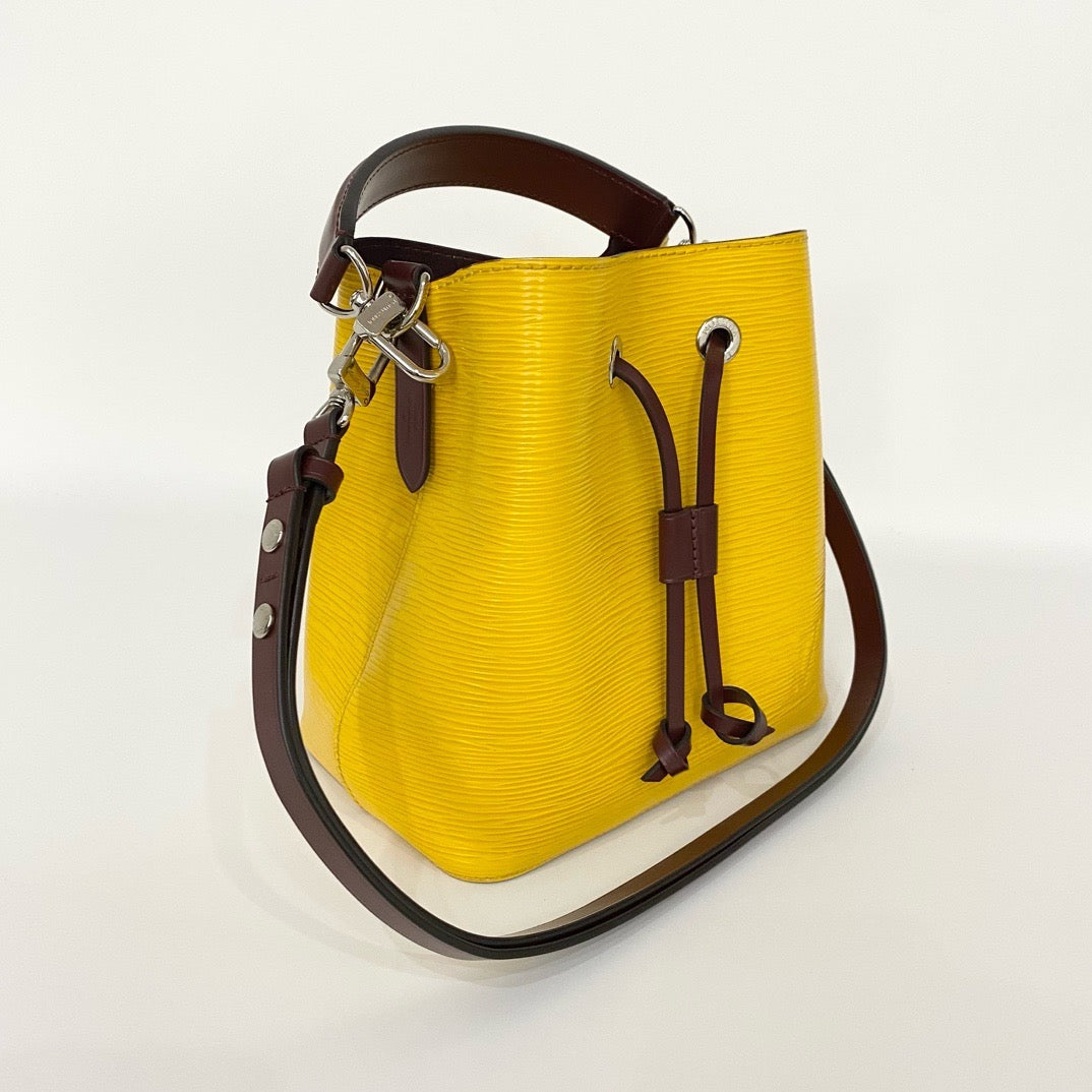 LV Louis Vuitton new Neonoe BB yellow and brown water corrugated bucket bag is stylish and durable.