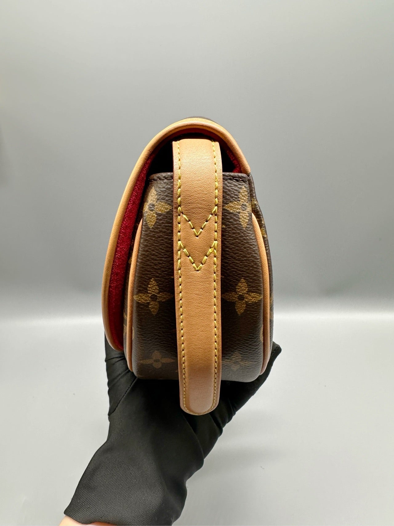 LV / Louis Vuitton Old Flower Saddle Bag Size about 18 * 15cm Code model