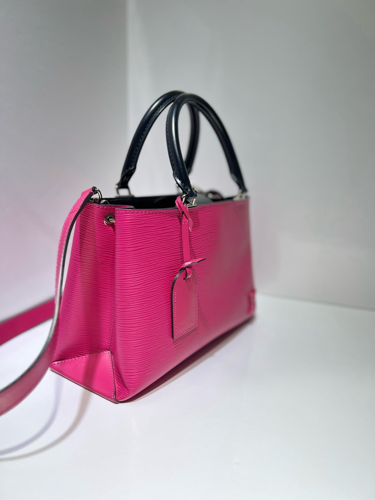 Lv shoulder bag   Size: 30.5 x 10.5 x 19 cm, pink and black, water ripple