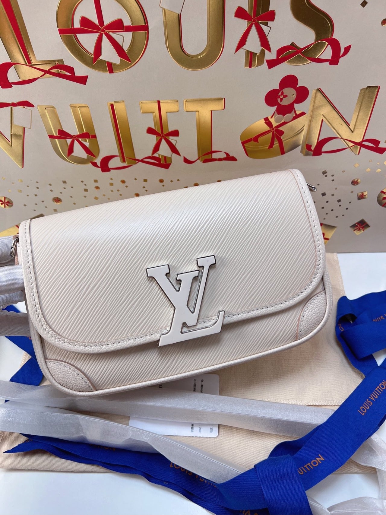 The chip model of LV / Louis Vuitton The new Buci baguettes A beautiful white single-shouldered slouch bag