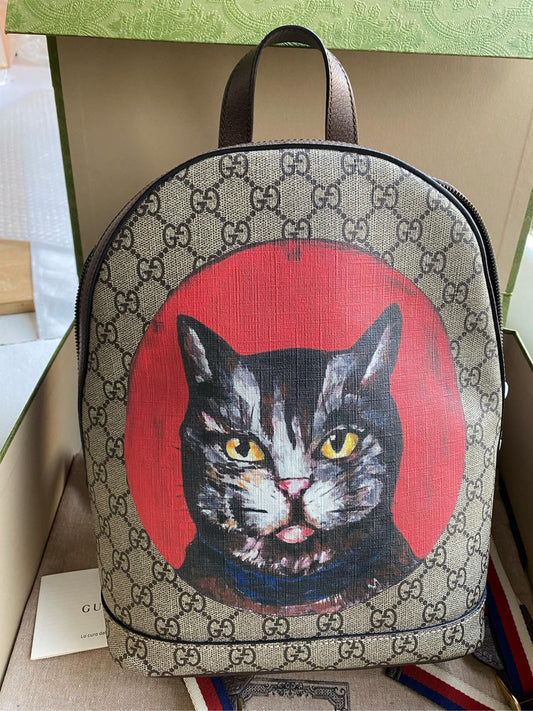 Gucci Classic Shoulder Bag Backpack Red Cat Children's Bag
Large capacity, same style for men and women, trendy children's cross-body bag, suitable for both boys and girls.
Exclusive counter genuine small cat backpack, good condition, large capacity, can