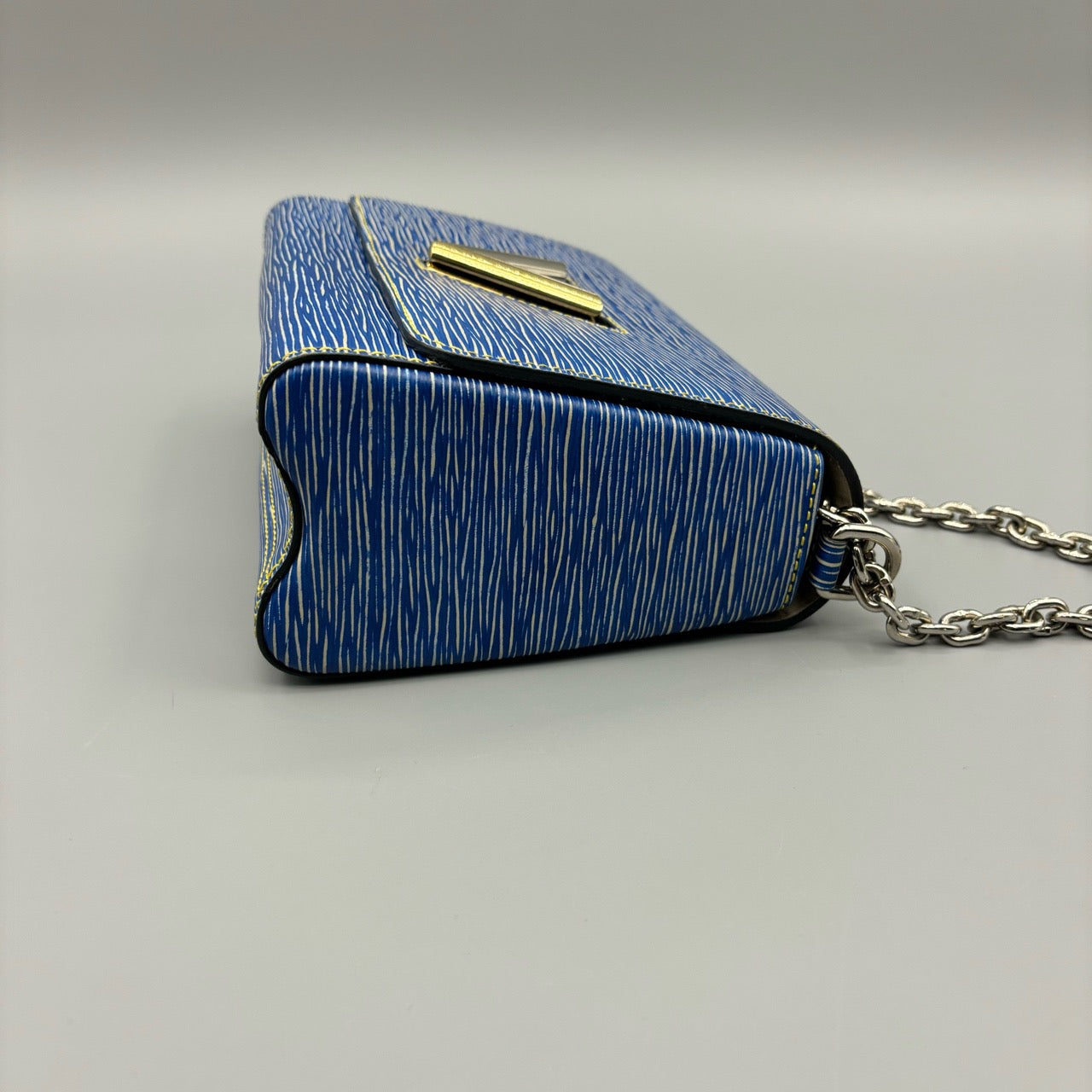 Louis Vuitton 97 %New Water Ripple Blue Twist Chain Bag