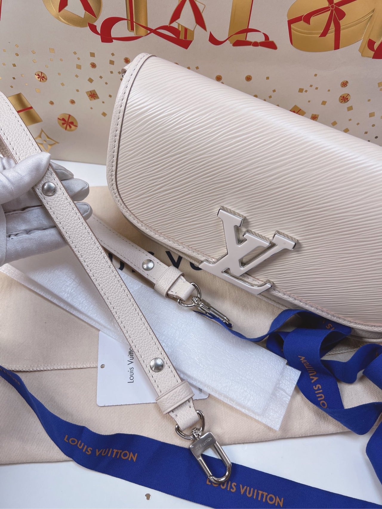 The chip model of LV / Louis Vuitton The new Buci baguettes A beautiful white single-shouldered slouch bag