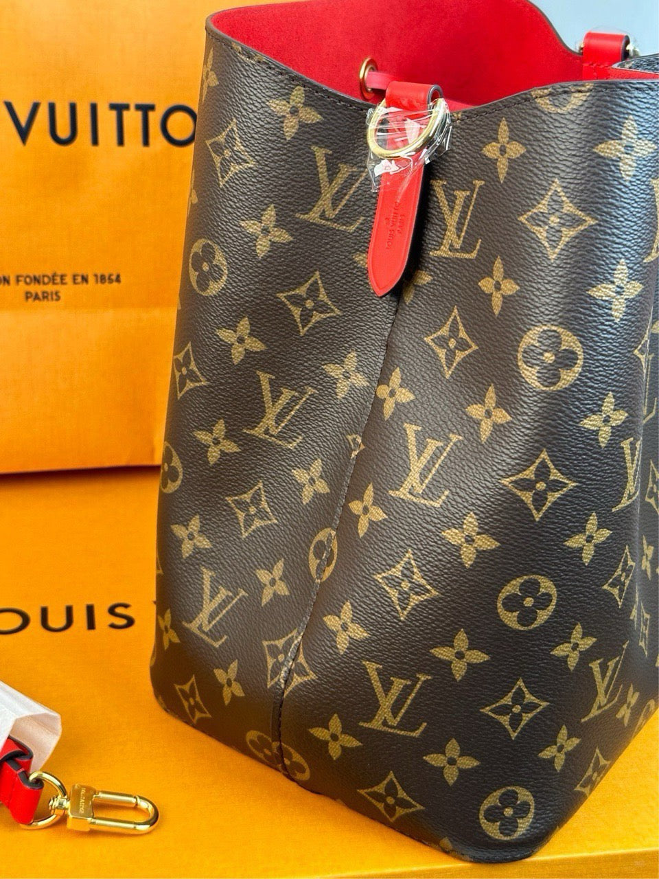 LV Louis Vuitton Red Bucket, brand new 2024-year ticket~~~