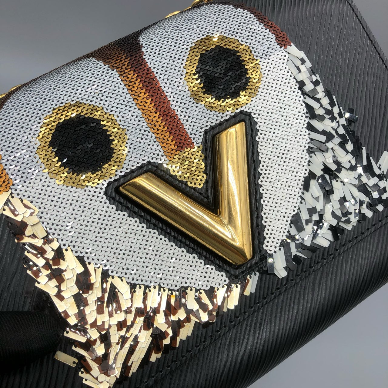 Louis Vuitton 97 %New Water Ripple Twist Owl Chain Messenger Bag