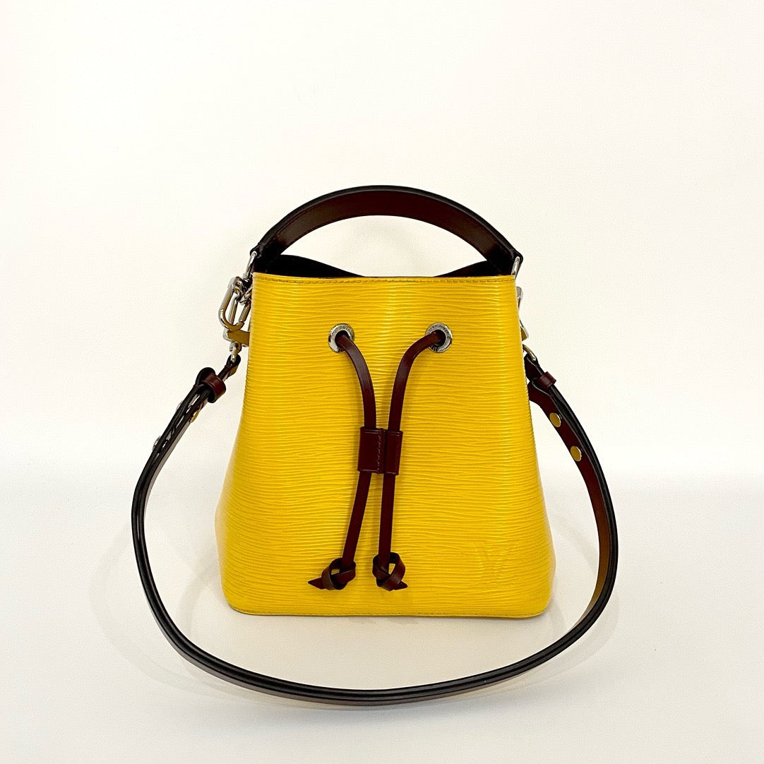 LV Louis Vuitton new Neonoe BB yellow and brown water corrugated bucket bag is stylish and durable.