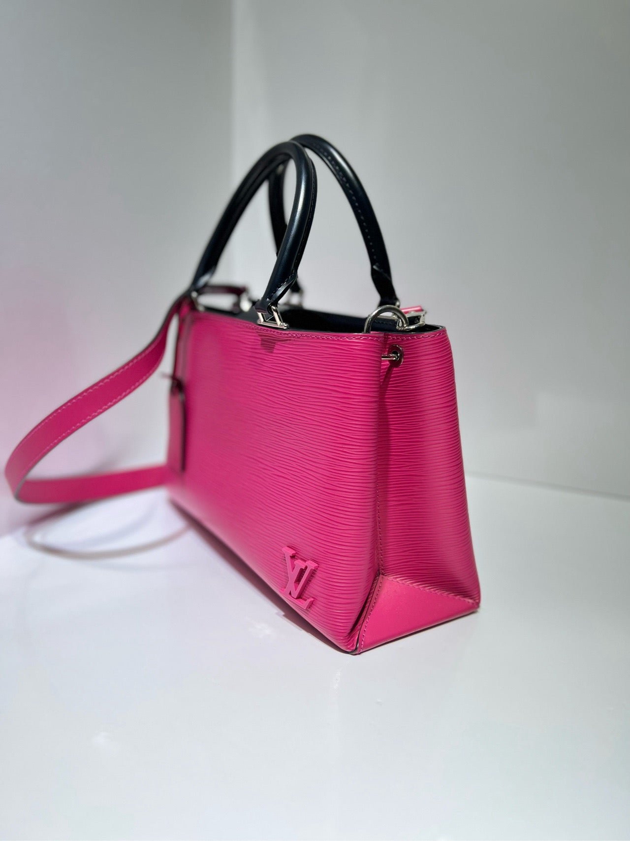 Lv shoulder bag   Size: 30.5 x 10.5 x 19 cm, pink and black, water ripple