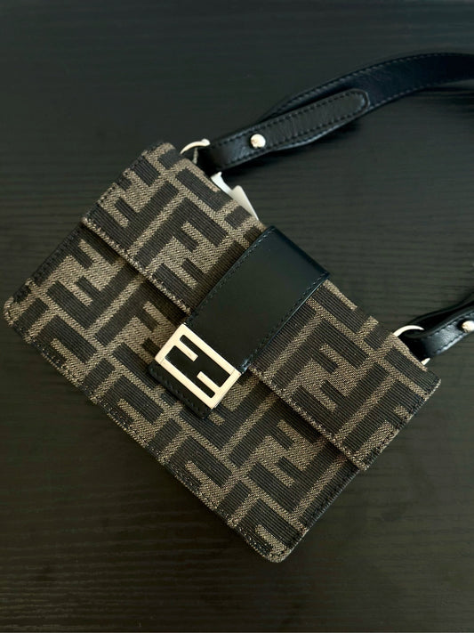 FENDI mini baguette cross-body bag
Size: 16.5✖️10.5~