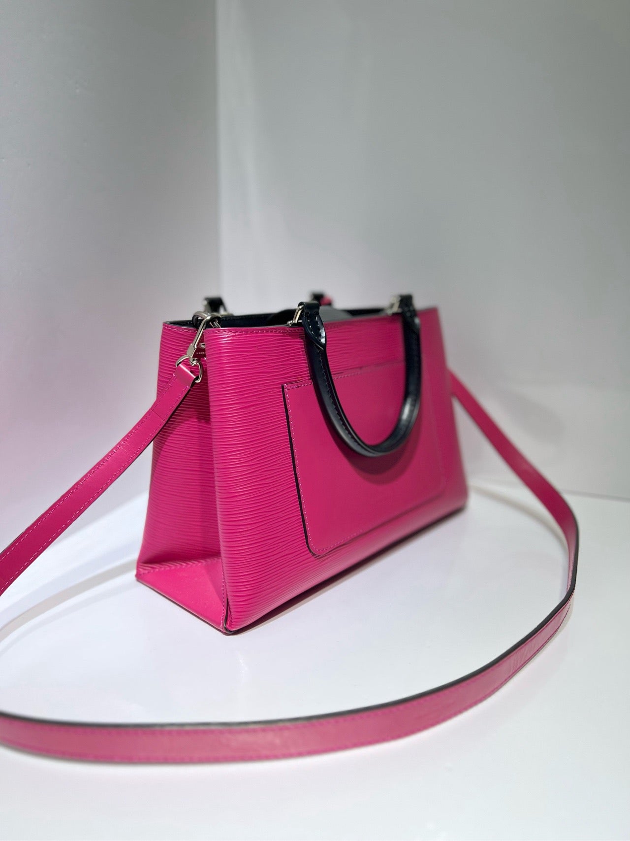 Lv shoulder bag   Size: 30.5 x 10.5 x 19 cm, pink and black, water ripple