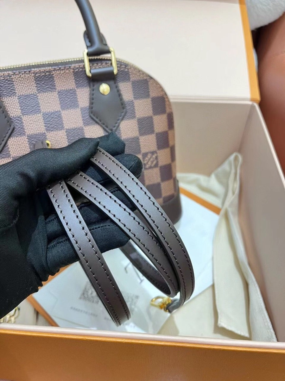 Nearly new idle chip LV brown checkerboard almabb shell bag