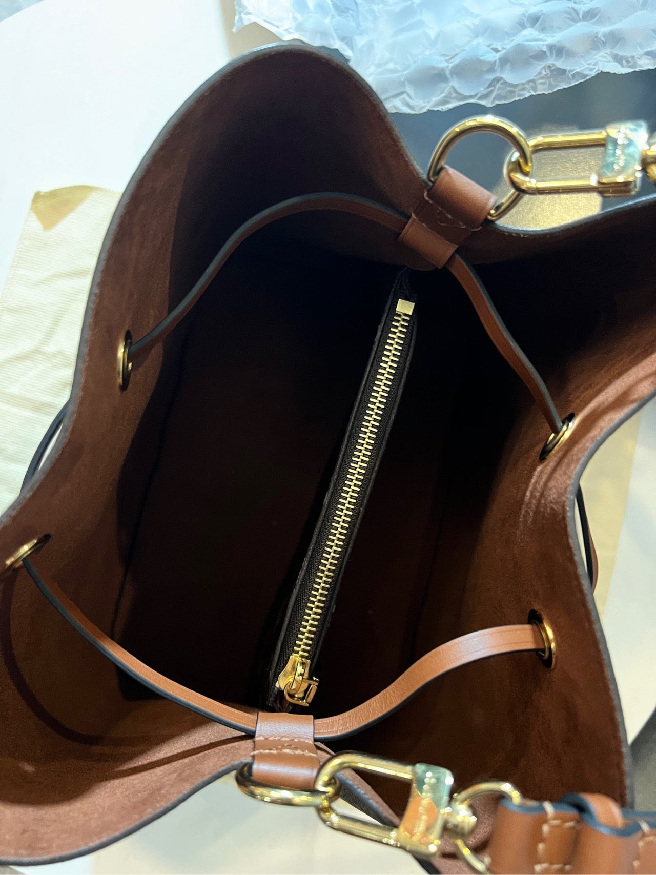 LV Louis Vuitton caramel bucket bag chip model
Good condition 99+ idle new,