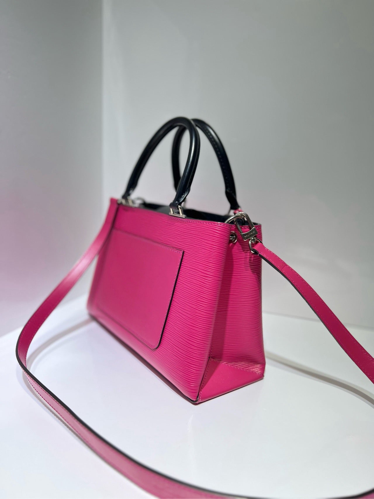 Lv shoulder bag   Size: 30.5 x 10.5 x 19 cm, pink and black, water ripple