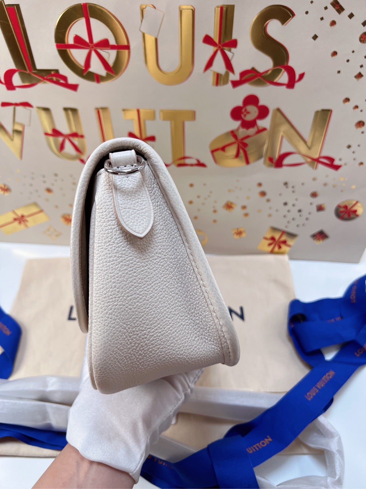 The chip model of LV / Louis Vuitton The new Buci baguettes A beautiful white single-shouldered slouch bag