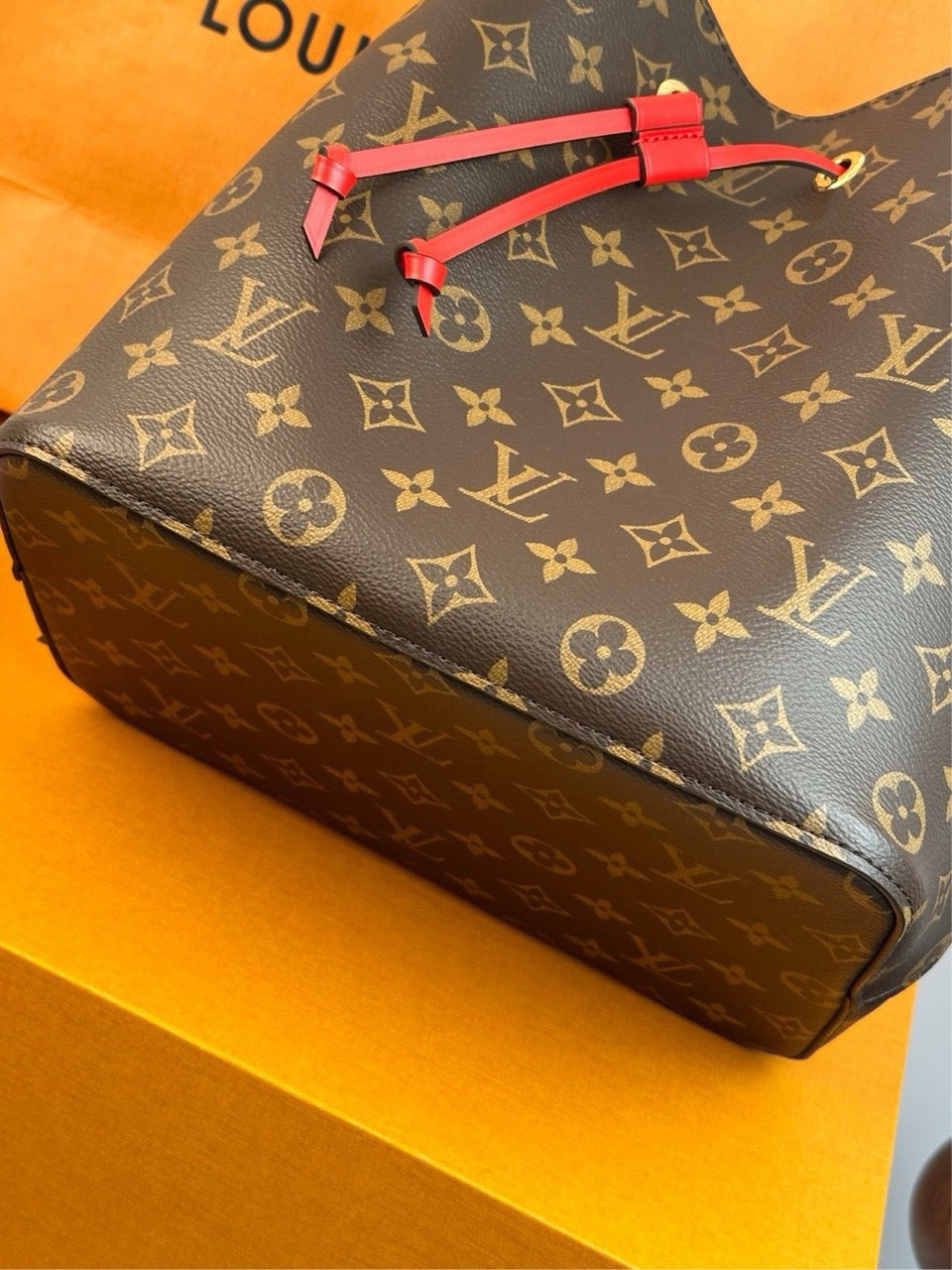 LV Louis Vuitton Red Bucket, brand new 2024-year ticket~~~