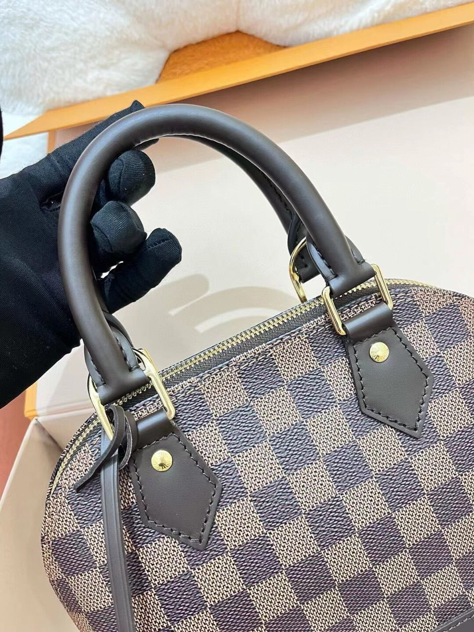 Nearly new idle chip LV brown checkerboard almabb shell bag