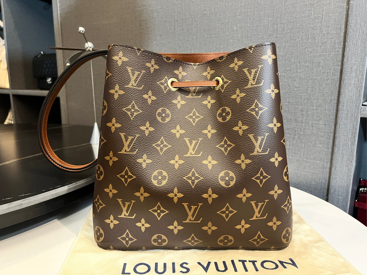 LV Louis Vuitton caramel bucket bag chip model
Good condition 99+ idle new,